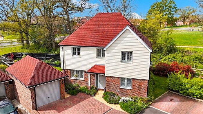 4 Bedroom Detached House For Sale In Dadswell Drive, Billingshurst, RH14