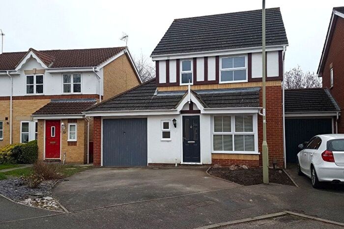 3 Bedroom Detached House For Sale In Richmond Close, Farnborough, Hampshire, GU14