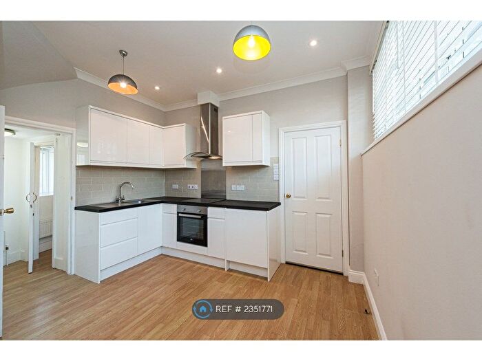 1 Bedroom Flat To Rent In The Crescent, Leatherhead, KT22