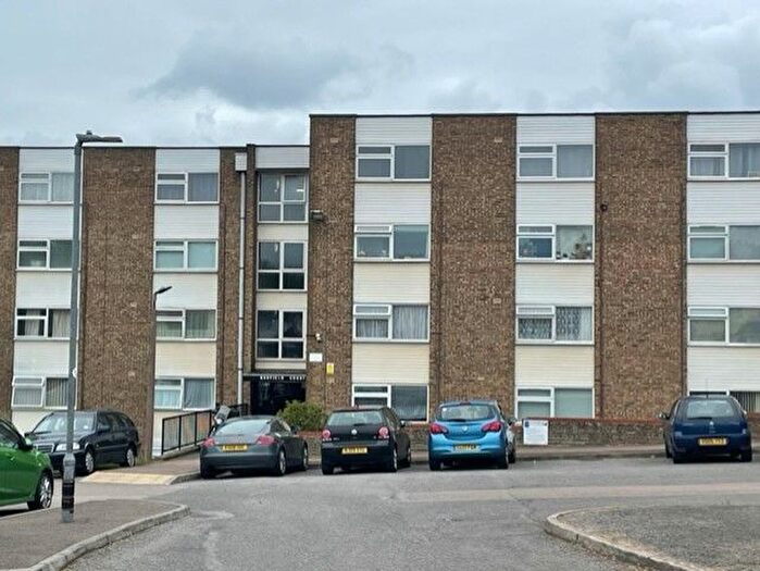 Studio To Rent In Handcross Road, Luton, LU2