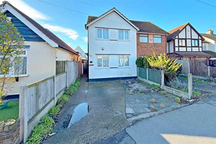 3 Bedroom Semi Detached House For Sale In Dagenham Road, Romford, RM7