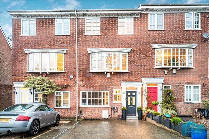 4 Bedroom Terraced House For Sale In Oakview Gardens, London, N2