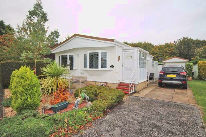 2 Bedroom Bungalow For Sale In St. Annes Avenue, North Somercotes, LN11
