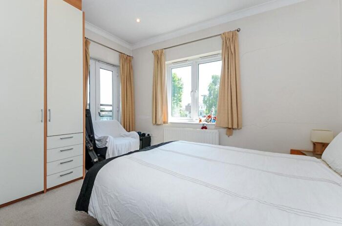 2 Bedroom Flat To Rent In Leslie Road, East Finchley, London, N2