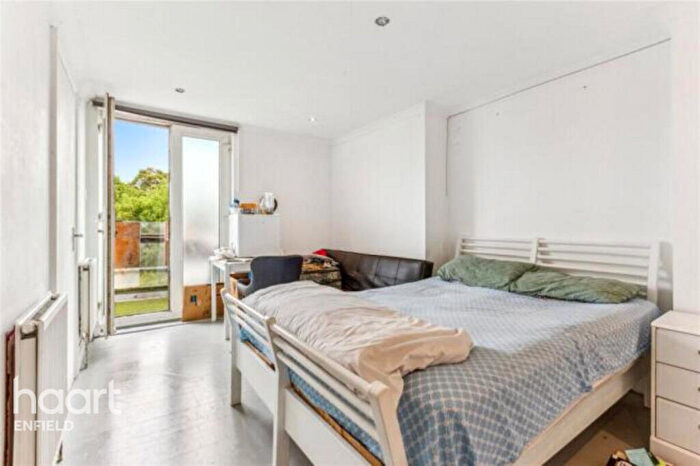 3 Bedroom Apartment To Rent In Hornsey Road, London, N19