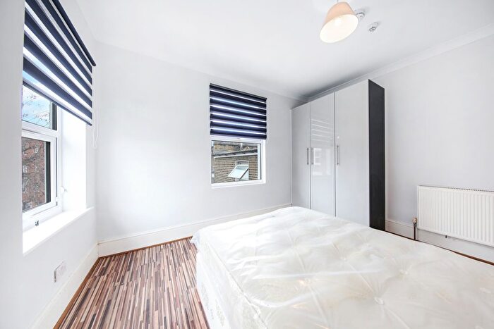 2 Bedroom Flat To Rent In Blythe Road, London, W6