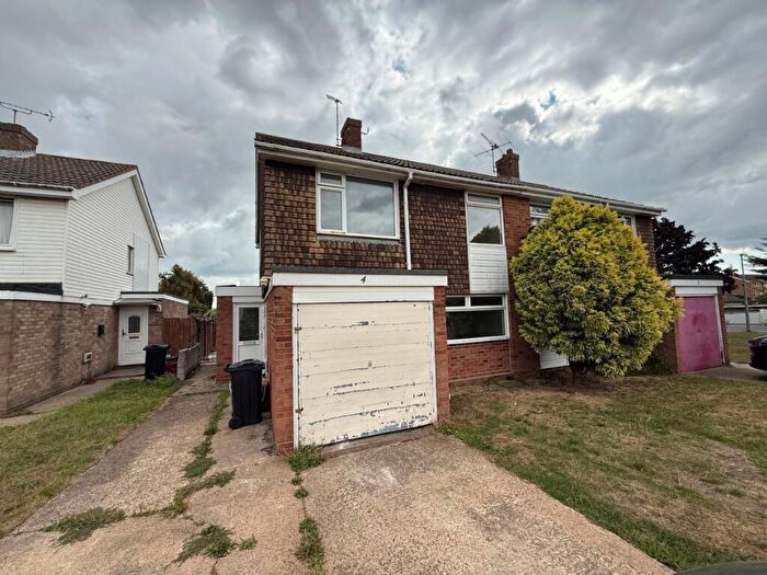 3 Bedroom Semi-Detached House For Sale In Norwood Way, Walton-on-the-naze, CO14