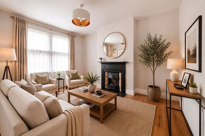 3 Bedroom Maisonette For Sale In Morden Road, Wimbledon, London, SW19