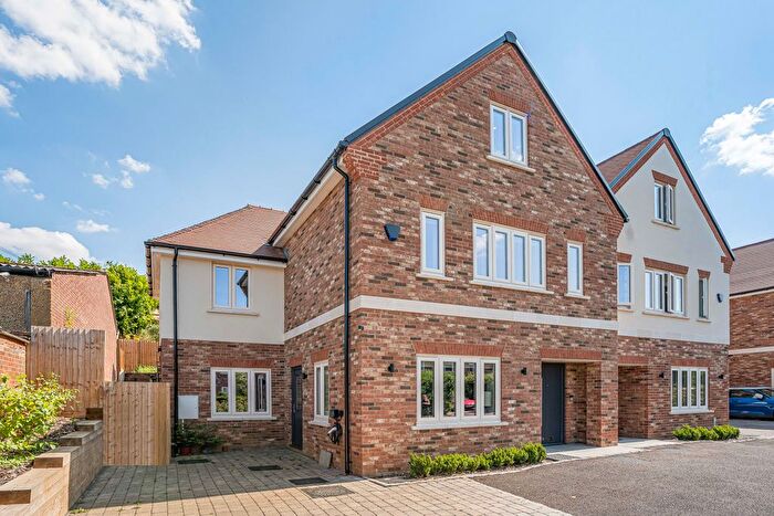 3 Bedroom Semi-detached House For Sale In School Lane, Welwyn, AL6