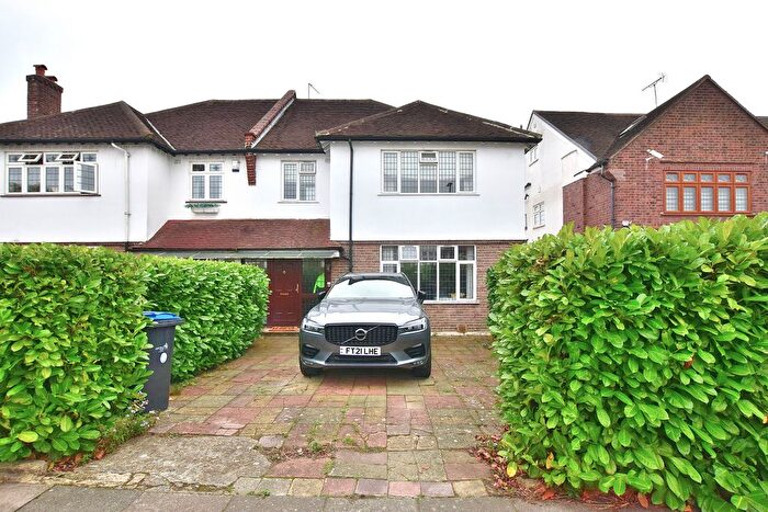 4 Bedroom Semi Detached House For Sale In Forestdale, Southgate, N14
