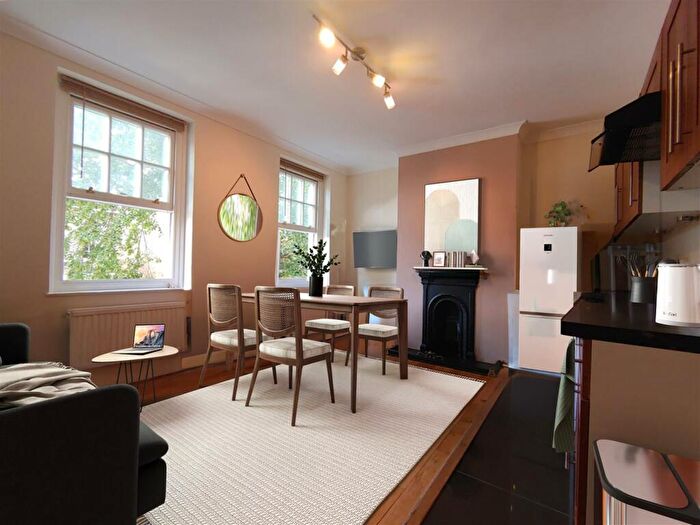 2 Bedroom Flat To Rent In Well Walk, Hampstead, NW3
