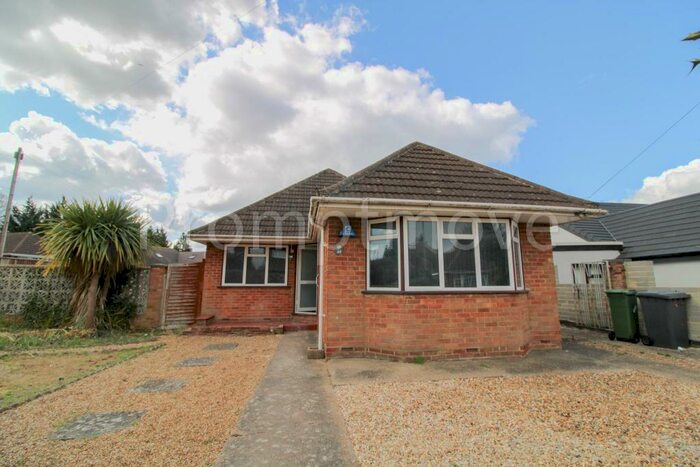 3 Bedroom Detached Bungalow To Rent In Fieldgate Road, Luton, Bedfordshire, LU4