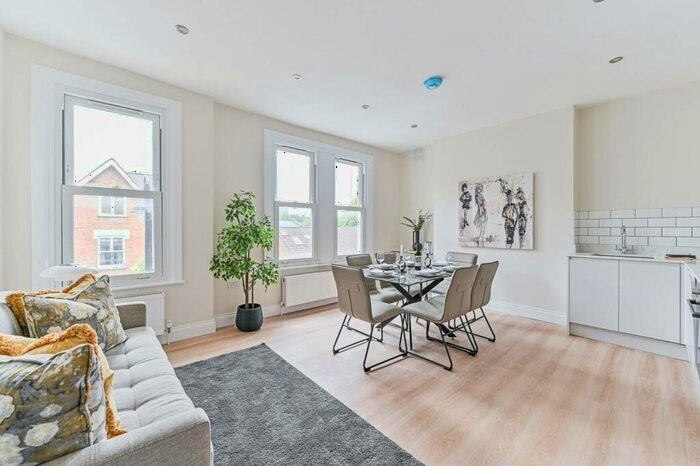 2 Bedroom Flat To Rent In Rockmount Road, Crystal Palace, London, SE19