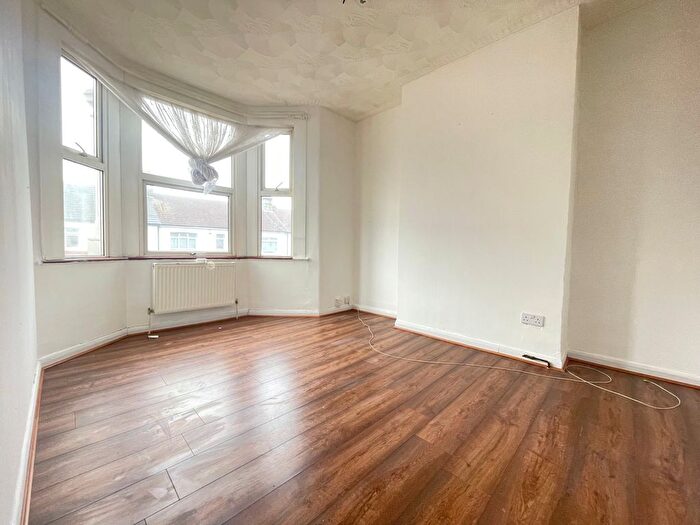 2 Bedroom Flat To Rent In Richmond Road, Ilford, IG1