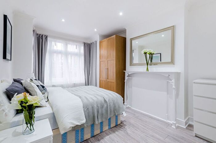 3 Bedroom Flat To Rent In Rannoch Road, Crabtree Estate, London, W6