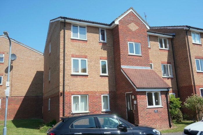 1 Bedroom Flat To Rent In Express Drive, Goodmayes, Essex, IG3