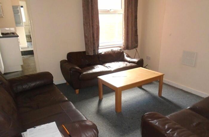 5 Bedroom House To Rent In Luton Road, B29