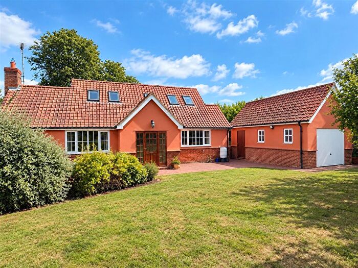 3 Bedroom Chalet For Sale In Bentley, Ipswich, IP9