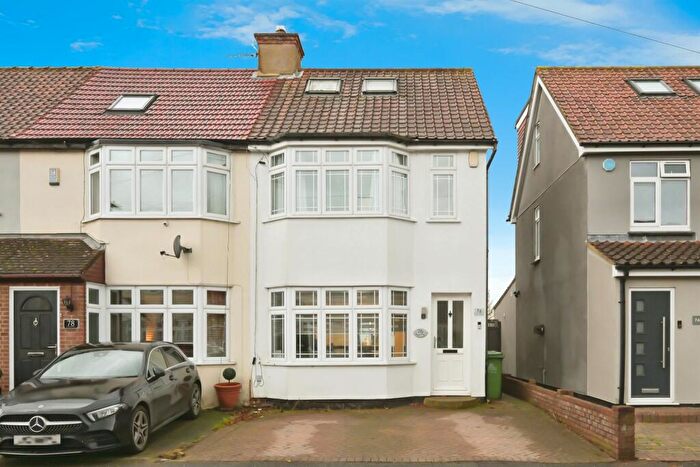 4 Bedroom End Of Terrace House For Sale In River Avenue, Hoddesdon, EN11