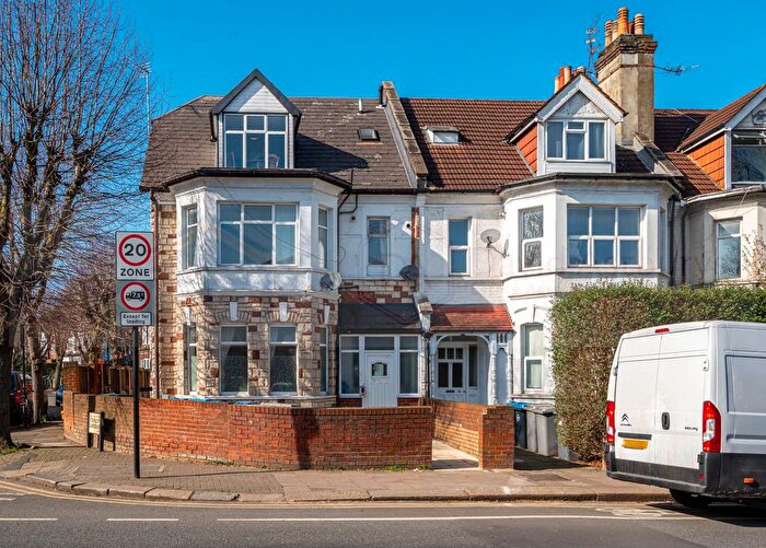 3 Bedroom Flat To Rent In Walm Lane, Cricklewood, London, NW2