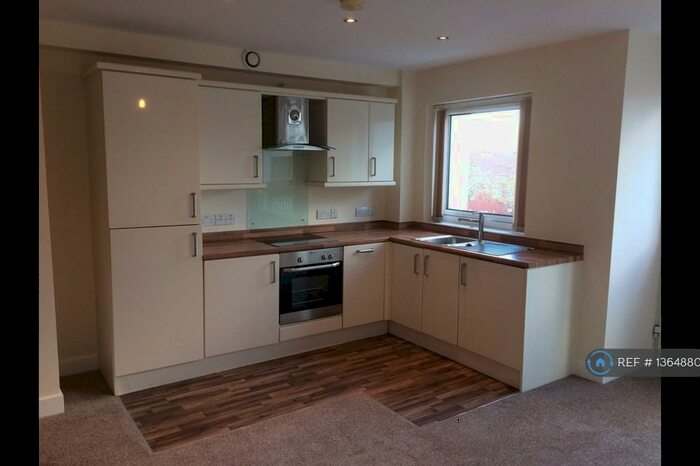 2 Bedroom Flat To Rent In Kirk Beston Close, Leeds, LS11