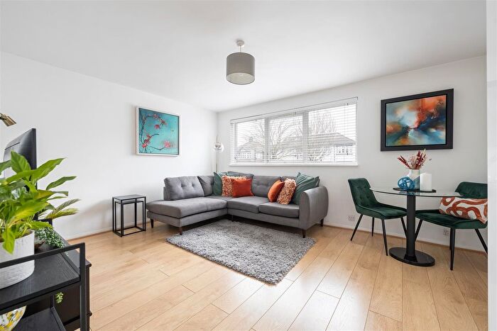 2 Bedroom Flat For Sale In Victoria Road, South Woodford, E18