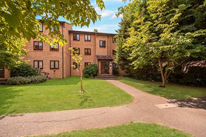 2 Bedroom Flat To Rent In Gresham Way, London, SW19