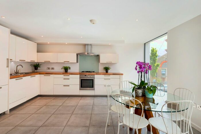 2 Bedroom Town House To Rent In Hewer Street, North Kensington, W10