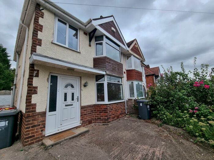 3 Bedroom Semi-Detached House To Rent In Alexandra Road, CV31