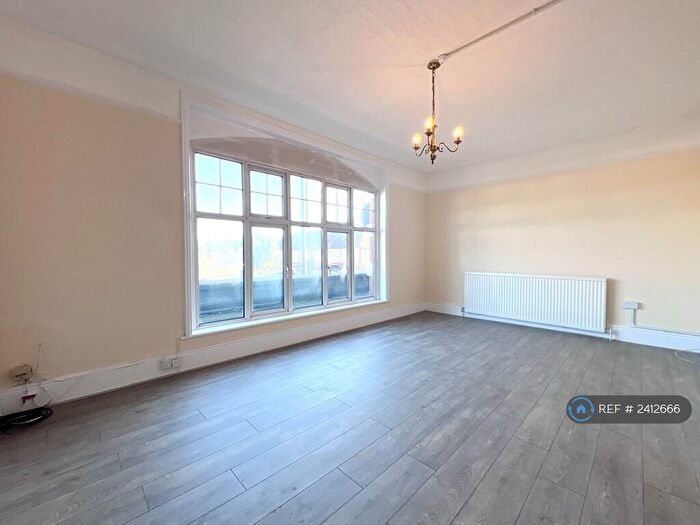 2 Bedroom Flat To Rent In Green Lanes, London, N13