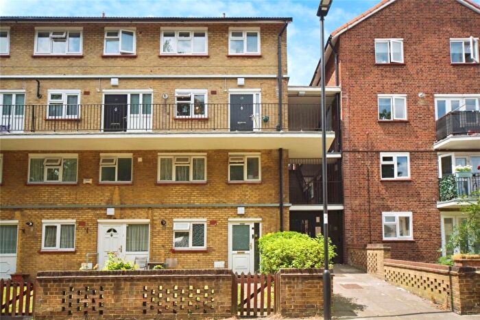 2 Bedroom Maisonette For Sale In West Close, London, N9