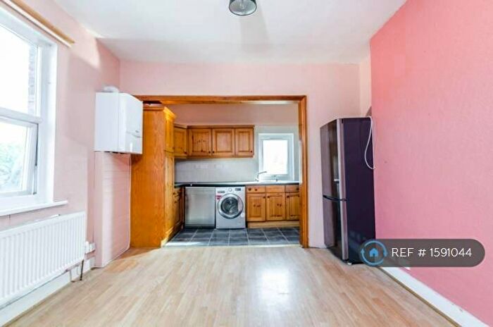 3 Bedroom Maisonette To Rent In Welldon Crescent, Harrow, HA1