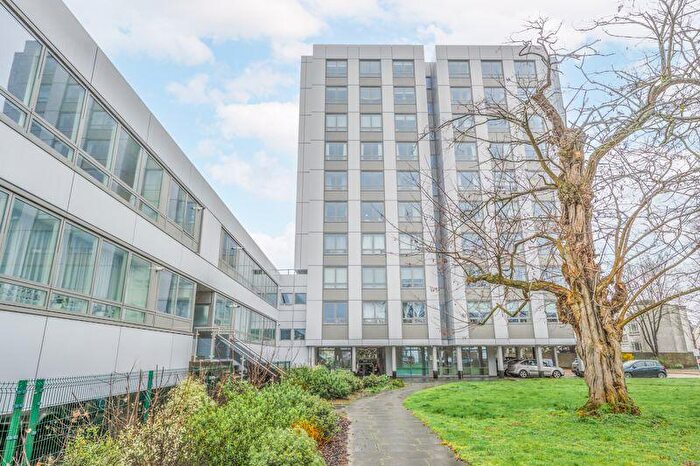 2 Bedroom Flat For Sale In Wellington Close, Walton-On-Thames, KT12