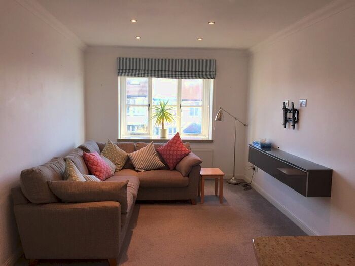 1 Bedroom Flat To Rent In Kingswood Chase, Leigh-On-Sea, SS9