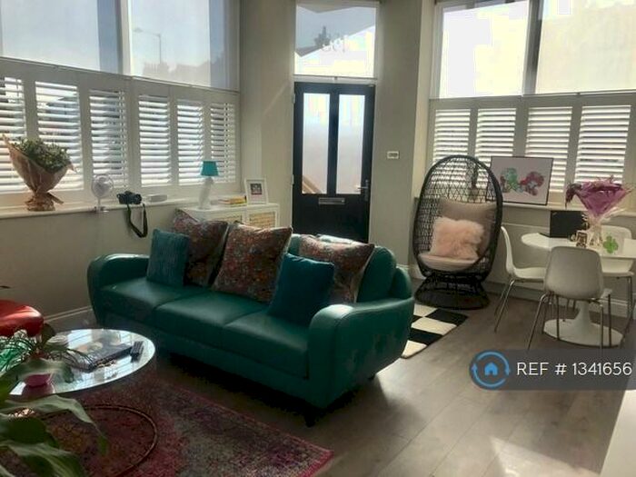 1 Bedroom Flat To Rent In Upper Richmond Road West, London, SW14