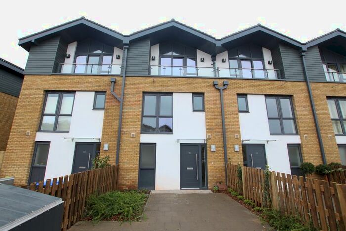 4 Bedroom Town House To Rent In Woking, GU22