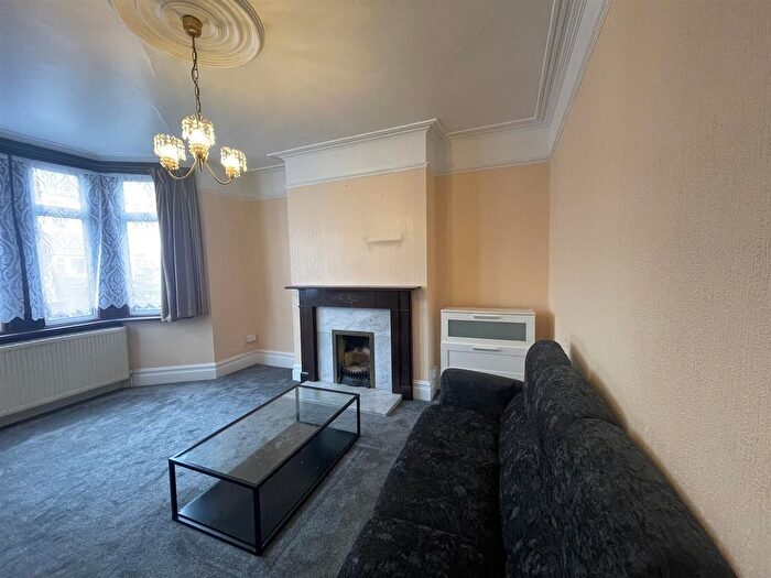 4 Bedroom End Of Terrace House To Rent In Meadow Road, Southall, UB1
