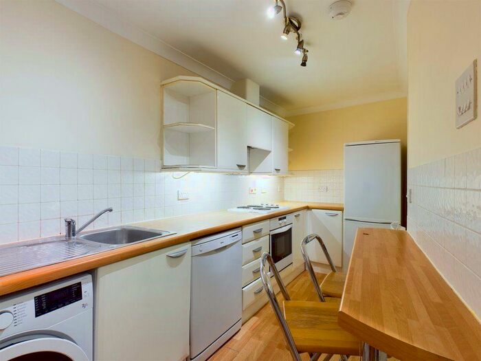 2 Bedroom Flat To Rent In Crown Heights, Town Centre, RG21