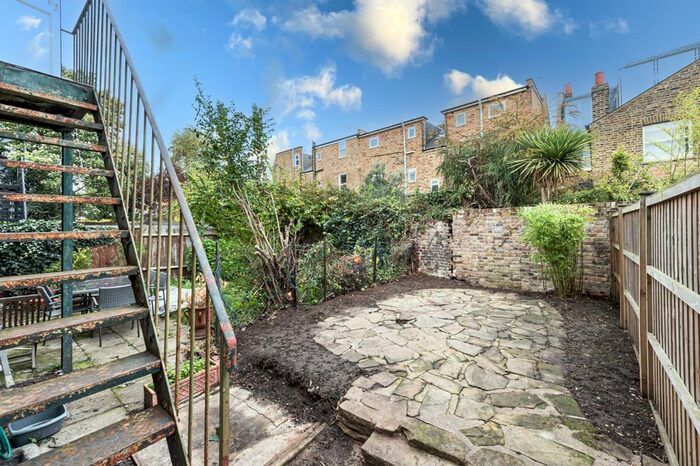 3 Bedroom Flat To Rent In Badminton Road, Clapham South, London, SW12