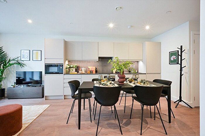 3 Bedroom Flat To Rent In Uncle Leeds, Uncle Leeds, LS12