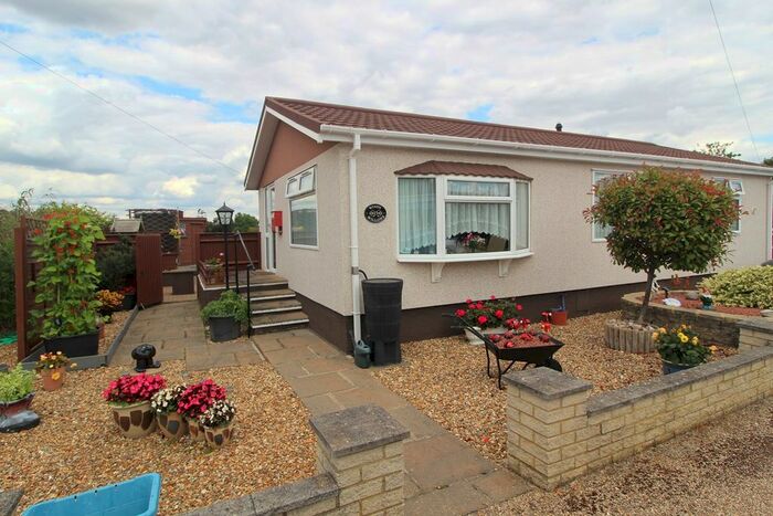 2 Bedroom Park Home For Sale In Golden Willows, Ickleford, Hitchin, SG5