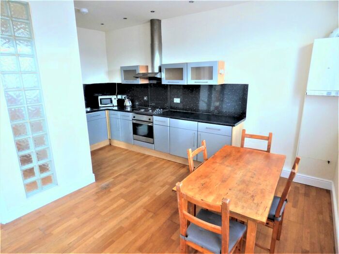 2 Bedroom Flat To Rent In Roman Road, Bow, E3
