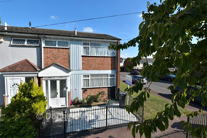 3 Bedroom End Of Terrace House For Sale In Bell Farm Avenue, Dagenham, Essex, RM10
