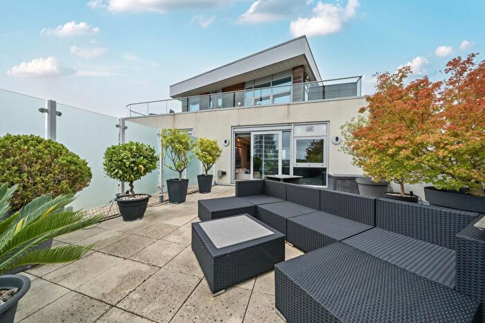 2 Bedroom Flat For Sale In Bridges Court Road, London, SW11