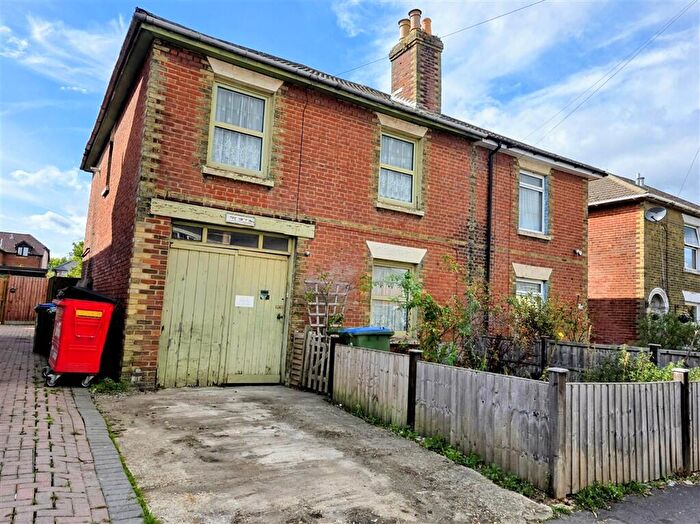 3 Bedroom Semi-Detached House For Sale In Park Road, Southampton, SO15