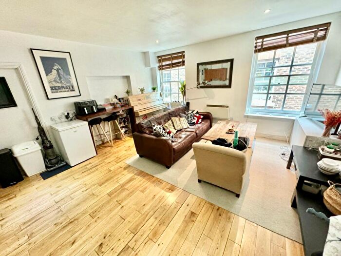 2 Bedroom Flat To Rent In Stoke Newington High Street, N16