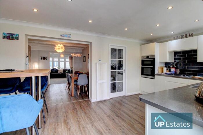 3 Bedroom Semi-Detached House For Sale In Yewdale Crescent, Coventry, CV2