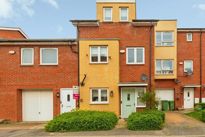 3 Bedroom Property For Sale In Stilton Close, Aylesbury, HP19