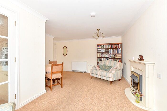 1 Bedroom Flat For Sale In London Road, Cowplain, Waterlooville, Hampshire, PO8