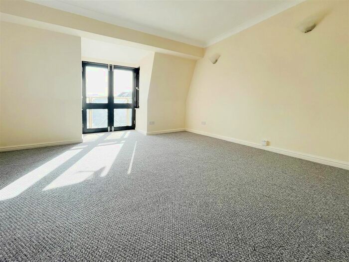 2 Bedroom Flat To Rent In Chalk Court, Jetty Walk, Grays, RM17